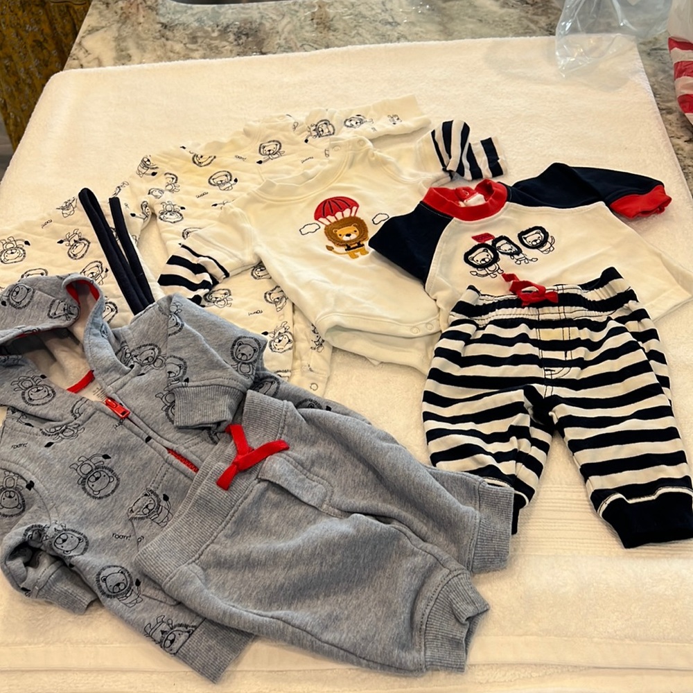Gymboree 0-3 infant lion set Gymboree blanket.This set has some milk stains!!